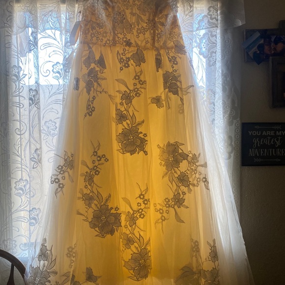 US Size 16W A-Line Wedding Dress - Picture 2 of 7